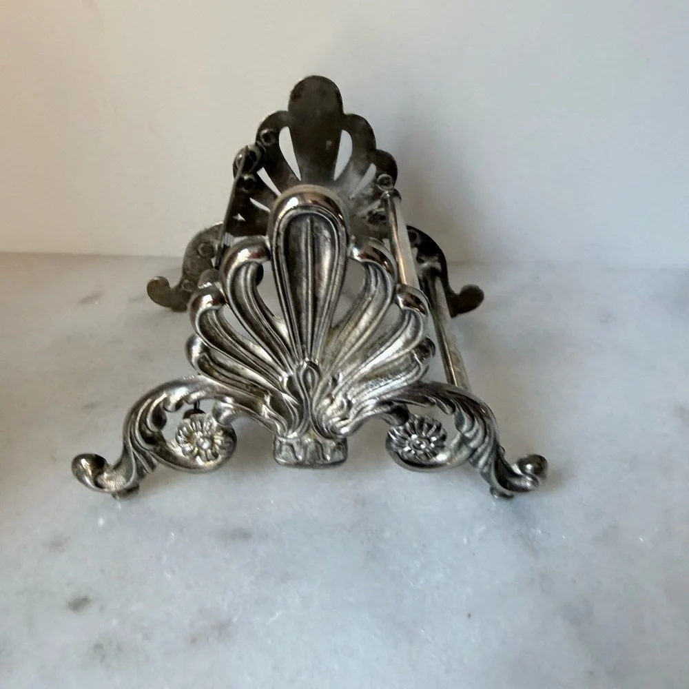 vintage silver-plated knife rest by Leonard ornate shell and scroll motifs